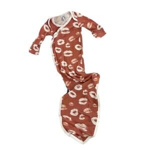 COPPER PEARL Newborn Knotted Gown Kisses Print H92